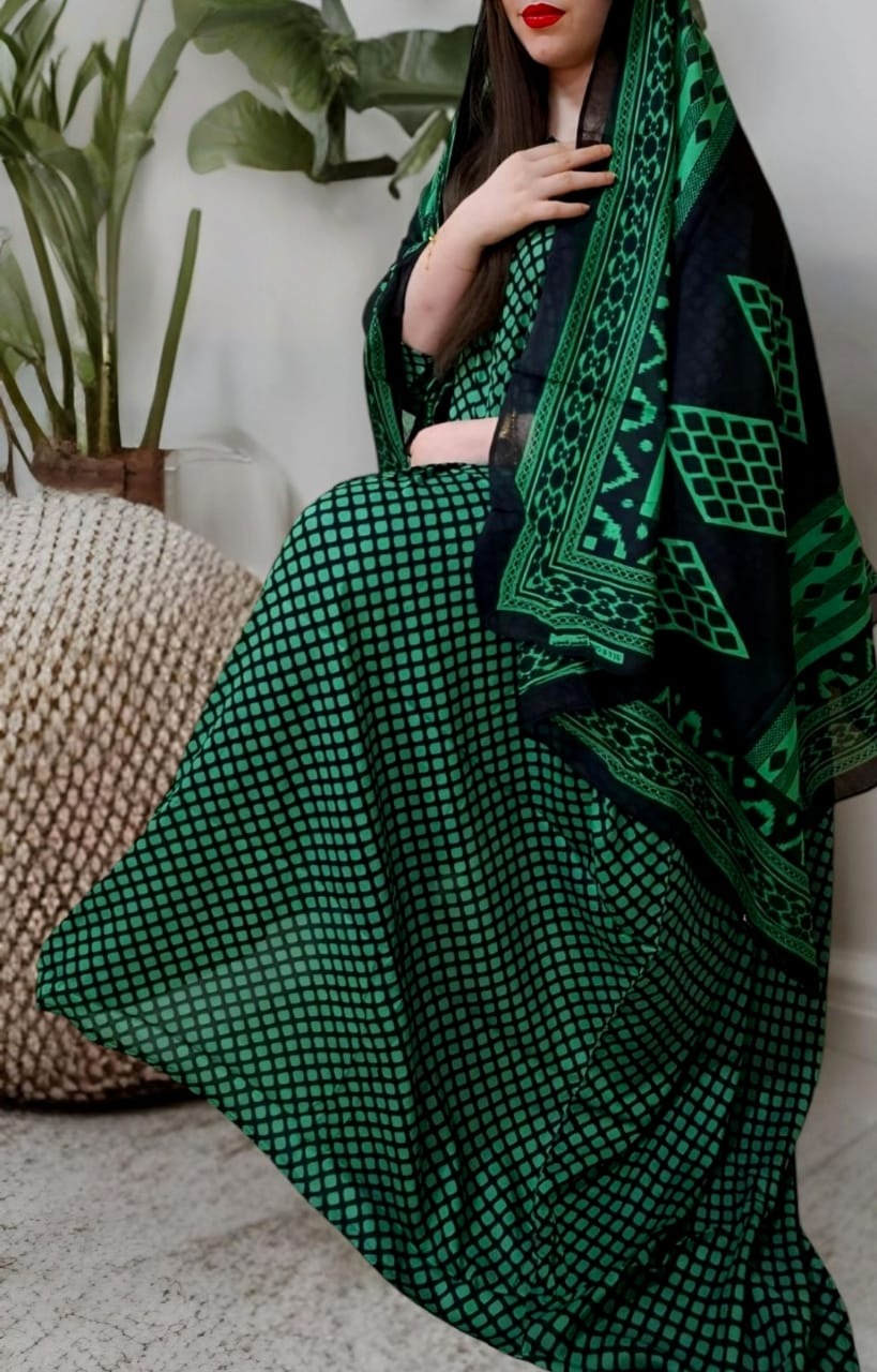 ثوب الأخضراللون مصنوع من القطن بتصميم جميل مطبوع بشيلة متناسقة ومخيطة على الطراز الظفاري