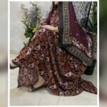 ثوب بلون ماهرون مصنوع من القطن مع تصميم زهور جميل مطبوع ومزين بشيلة متناسقة مخيطة على الطراز الظفاري