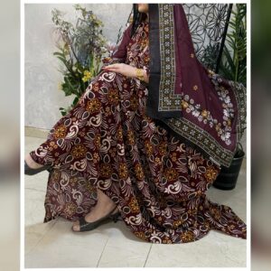 ثوب بلون ماهرون مصنوع من القطن مع تصميم زهور جميل مطبوع ومزين بشيلة متناسقة مخيطة على الطراز الظفاري