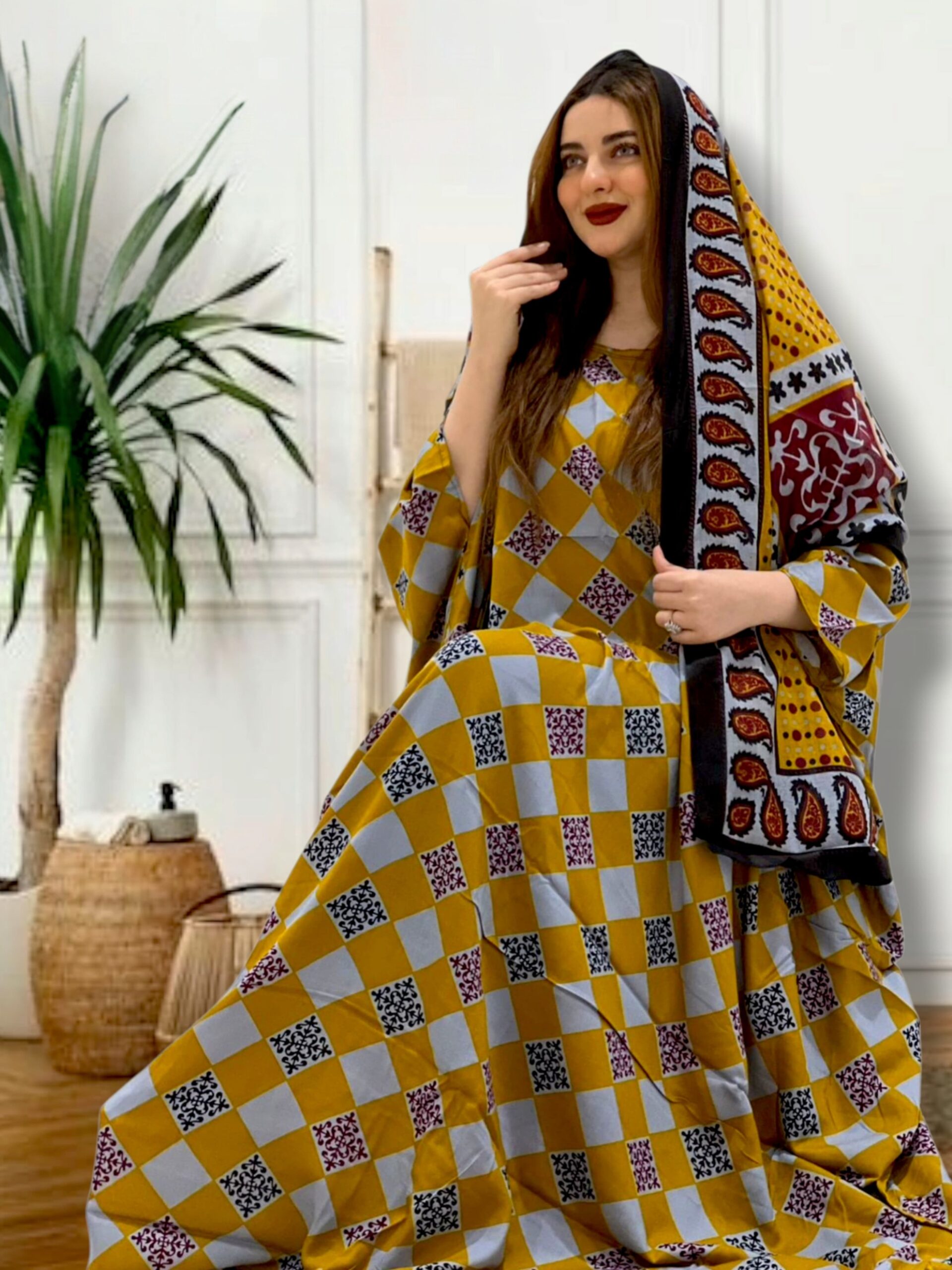 ثوب باللونين الأصفر والبيج مصنوع من القطن بتصميم مربع جميل مطبوع عليه شيلة متناسقة مخيطة على الطراز الظفاري (Copy)