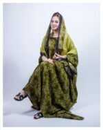 ثوب بلون أخضر مصنوع من القطن بتصميم جميل مع شيلة مطابقة مخيطة على الطراز الظفاري
