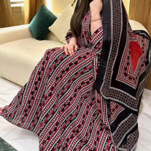 ثوب البني والأسود اللون مصنوع من القطن بتصميم جميل مطبوع بشيلة متناسقة ومخيطة على الطراز الظفاري