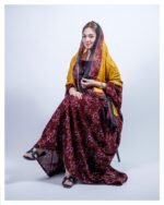 ثوب بلون ماهرون مصنوع من القطن بتصميم جميل مع شيلة مطابقة مخيطة على الطراز الظفاري