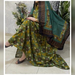 ثوب الأخضر أخضر اللون مصنوع من القطن مع تصميم زهور جميل مطبوع ومزين بشيلة متناسقة مخيطة على الطراز الظفاري