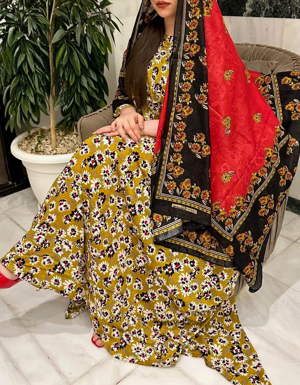 ثوب أصفر اللون مصنوع من القطن بتصميم جميل مطبوع بشيلة متناسقة ومخيطة على الطراز الظفاري