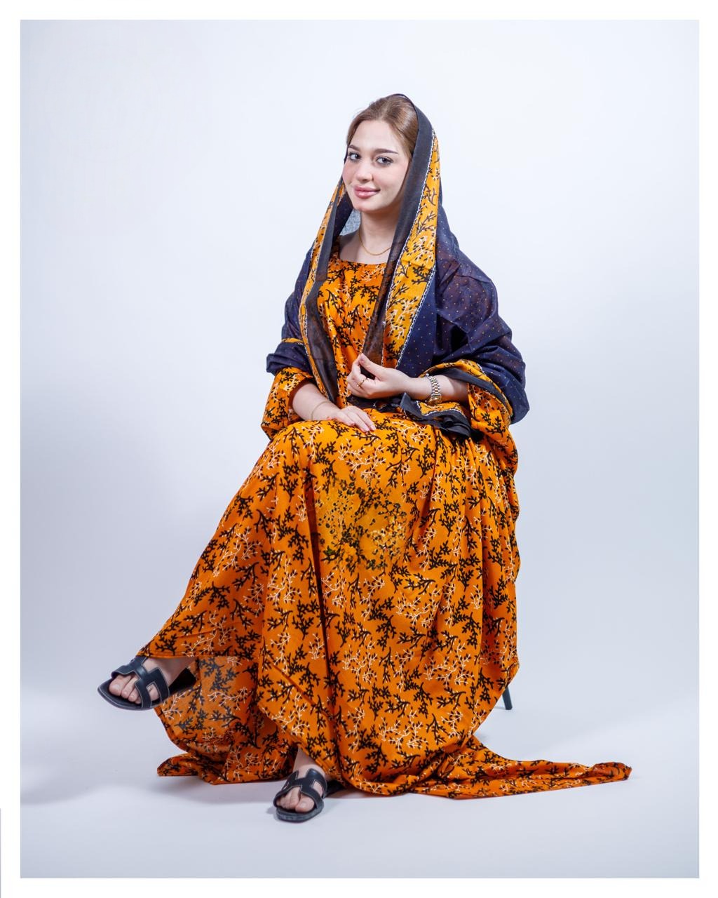 ثوب بلون برتقالي مصنوع من القطن بتصميم جميل مع شيلة مطابقة مخيطة على الطراز الظفاري