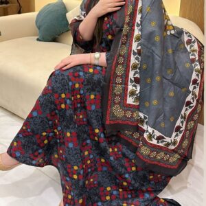 ثوب أزرق اللون مصنوع من القطن بتصميم جميل مطبوع بشيلة متناسقة ومخيطة على الطراز الظفاري