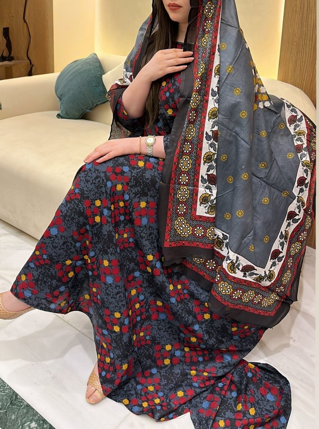 ثوب أزرق اللون مصنوع من القطن بتصميم جميل مطبوع بشيلة متناسقة ومخيطة على الطراز الظفاري