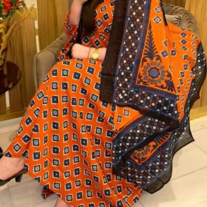 ثوب برتقالي اللون مصنوع من القطن بتصميم جميل مطبوع بشيلة متناسقة ومخيطة على الطراز الظفاري