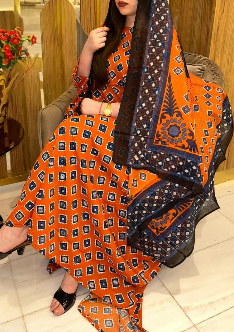 ثوب برتقالي اللون مصنوع من القطن بتصميم جميل مطبوع بشيلة متناسقة ومخيطة على الطراز الظفاري