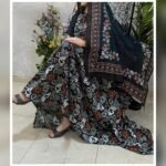 ثوب أسود اللون مصنوع من القطن مع تصميم زهور جميل مطبوع ومزين بشيلة متناسقة مخيطة على الطراز الظفاري