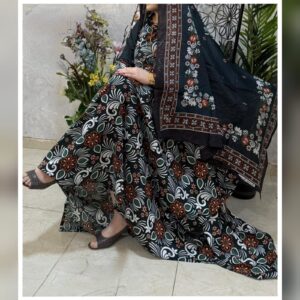 ثوب أسود اللون مصنوع من القطن مع تصميم زهور جميل مطبوع ومزين بشيلة متناسقة مخيطة على الطراز الظفاري