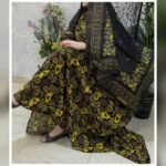 ثوب أسود اللون مصنوع من القطن مع تصميم زهور جميل مطبوع ومزين بشيلة متناسقة مخيطة على الطراز الظفاري