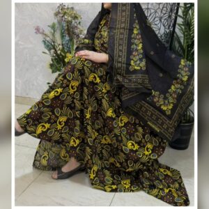 ثوب أسود اللون مصنوع من القطن مع تصميم زهور جميل مطبوع ومزين بشيلة متناسقة مخيطة على الطراز الظفاري