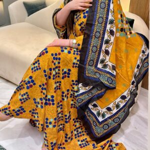 ثوب أصفر اللون مصنوع من القطن بتصميم جميل مطبوع بشيلة متناسقة ومخيطة على الطراز الظفاري