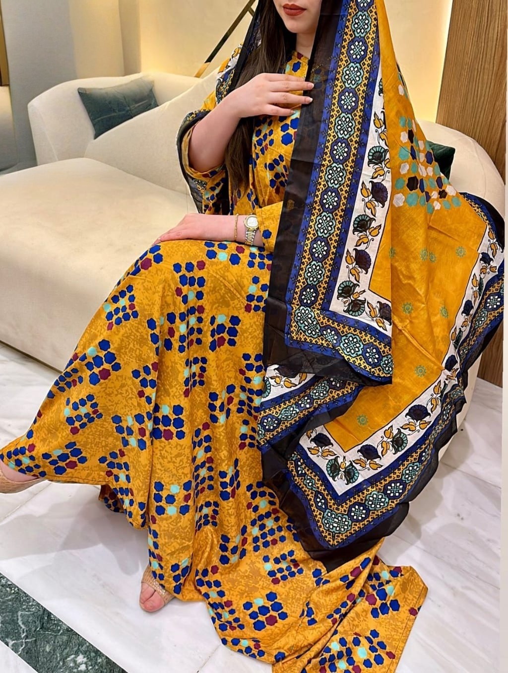 ثوب أصفر اللون مصنوع من القطن بتصميم جميل مطبوع بشيلة متناسقة ومخيطة على الطراز الظفاري