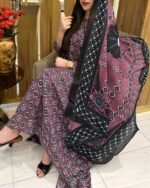 ثوب أرجواني اللون مصنوع من القطن بتصميم جميل مطبوع بشيلة متناسقة ومخيطة على الطراز الظفاري