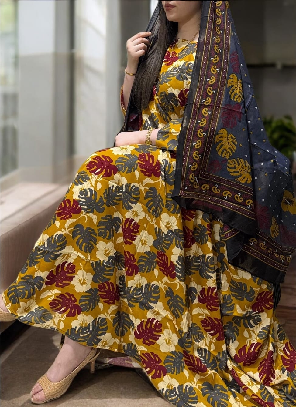 ثوب متعدد الألوان مصنوع من القطن بتصميم جميل مطبوع بشيلة متناسقة ومخيطة على الطراز الظفاري