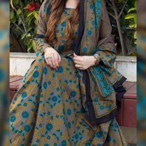 ثوب بني فاتح اللون مصنوع من القطن بتصميم جميل مطبوع عليه شيلة متناسقة مخيطة على الطراز الظفاري