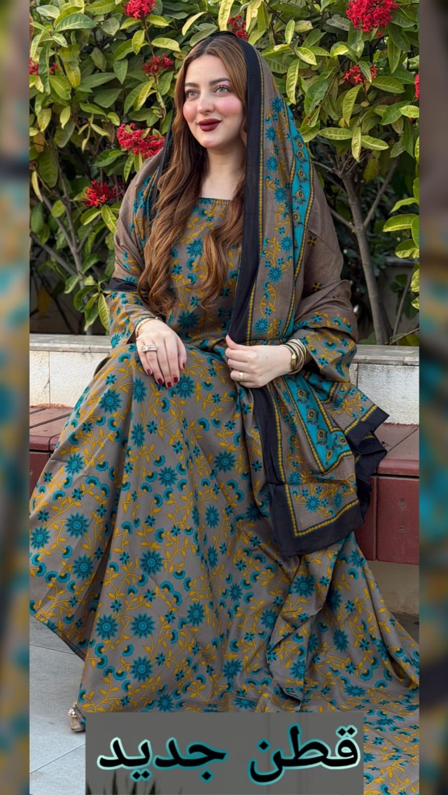 ثوب بني فاتح اللون مصنوع من القطن بتصميم جميل مطبوع عليه شيلة متناسقة مخيطة على الطراز الظفاري