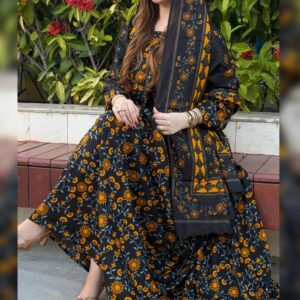 ثوب أسود اللون مصنوع من القطن بتصميم جميل مطبوع عليه شيلة متناسقة مخيطة على الطراز الظفاري