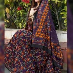 ثوب أرجواني اللون مصنوع من القطن بتصميم جميل مطبوع عليه شيلة متناسقة مخيطة على الطراز الظفاري