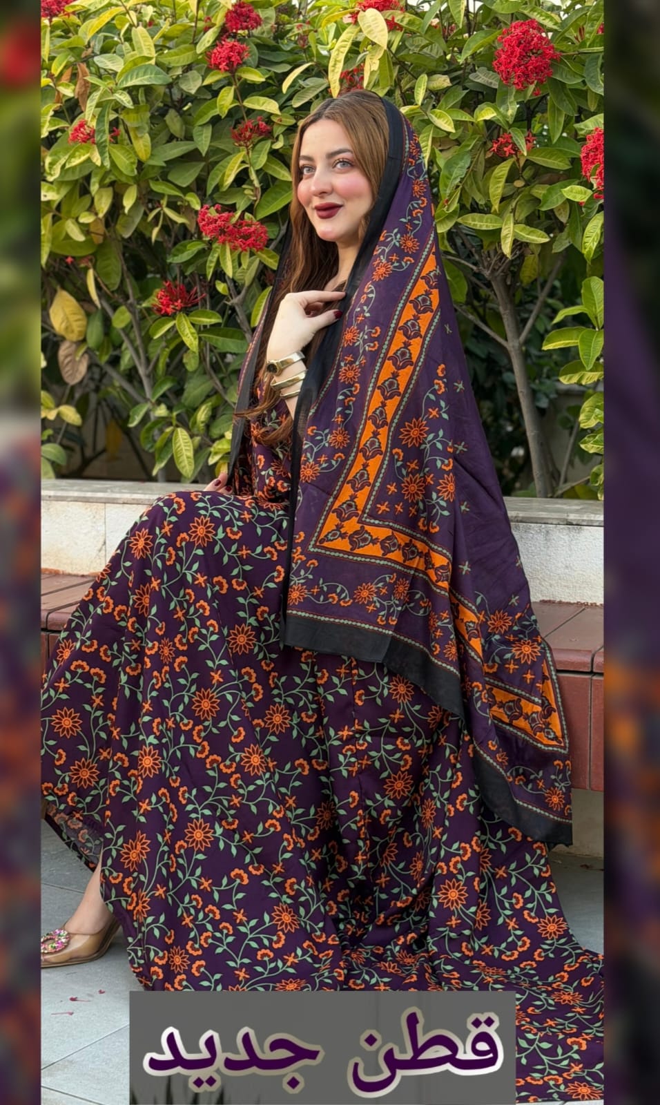 ثوب أرجواني اللون مصنوع من القطن بتصميم جميل مطبوع عليه شيلة متناسقة مخيطة على الطراز الظفاري