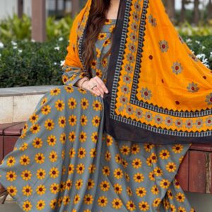 ثوب رمادي اللون مصنوع من القطن مع تصميم زهور جميل مطبوع ومزين بشيلة متناسقة مخيطة على الطراز الظفاري