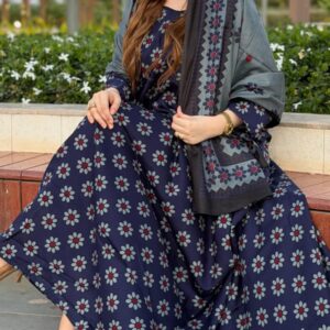 ثوب أزرق اللون مصنوع من القطن مع تصميم زهور جميل مطبوع ومزين بشيلة متناسقة مخيطة على الطراز الظفاري