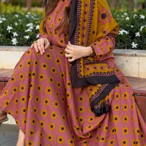 ثوب وردي اللون مصنوع من القطن مع تصميم زهور جميل مطبوع ومزين بشيلة متناسقة مخيطة على الطراز الظفاري