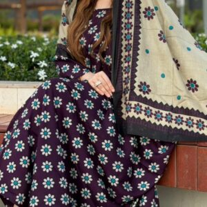 ثوب أرجواني اللون مصنوع من القطن مع تصميم زهور جميل مطبوع ومزين بشيلة متناسقة مخيطة على الطراز الظفاري