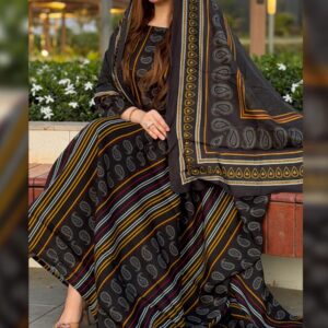 ثوب بلون أسود مصنوع من القطن بتصميم جميل مطبوع بشيلة متناسقة ومخيطة على الطراز الظفاري