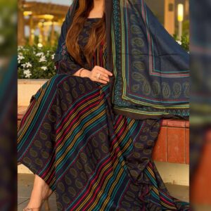 ثوب بلون أزرق مصنوع من القطن بتصميم جميل مطبوع بشيلة متناسقة ومخيطة على الطراز الظفاري