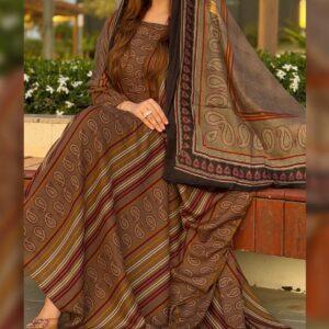 ثوب بلون بني مصنوع من القطن بتصميم جميل مطبوع بشيلة متناسقة ومخيطة على الطراز الظفاري