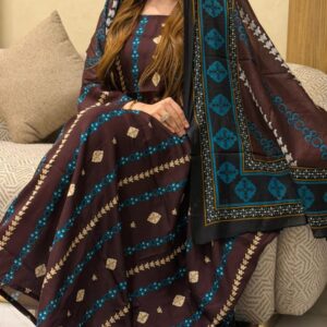 ثوب بني مصنوع من القطن بتصميم جميل مطبوع، مزود بشال متناسق مخيط على الطراز الظفاري