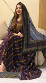 ثوب أرجواني مصنوع من القطن بتصميم جميل مطبوع، مزود بشيلة مطابقة مخيط على الطراز الظفاري والجلابية