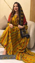 ثوب أصفر مصنوع من القطن بتصميم جميل مطبوع، مزود بشيلة مطابقة مخيط على الطراز الظفاري والجلابية