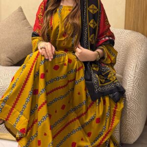 ثوب أصفر مصنوع من القطن بتصميم جميل مطبوع، مزود بشيلة مطابقة مخيط على الطراز الظفاري