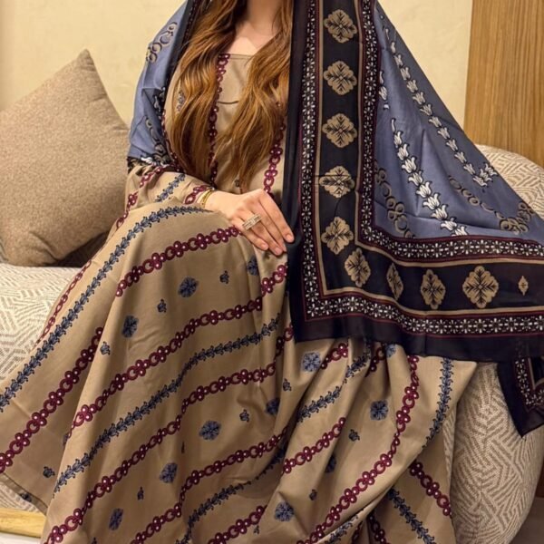 ثوب بيج مصنوع من القطن بتصميم جميل مطبوع، مزود بشيلة مطابقة مخيط على الطراز الظفاري