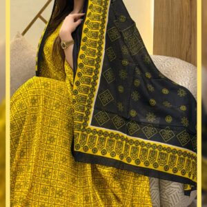 ثوب أصفر مصنوع من القطن بتصميم جميل مطبوع، مزود بشال متناسق مخيط على الطراز الظفاري