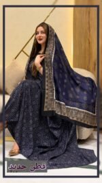 ثوب أزرق مصنوع من القطن بتصميم جميل مطبوع، مزود بشال متناسق مخيط على الطراز الظفاري