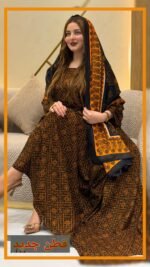 ثوب أسود مصنوع من القطن بتصميم جميل مطبوع، مزود بشال متناسق مخيط على الطراز الظفاري والجلابية
