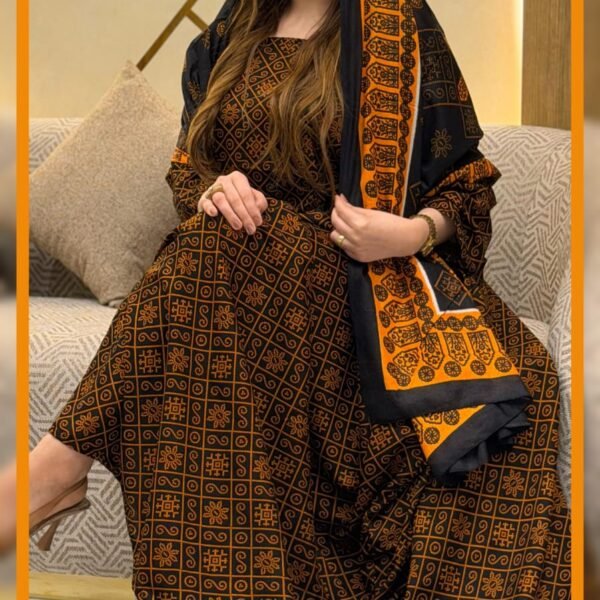 ثوب أسود مصنوع من القطن بتصميم جميل مطبوع، مزود بشال متناسق مخيط على الطراز الظفاري والجلابية