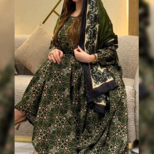 ثوب أخضر اللون مصنوع من القطن بتصميم جميل مطبوع، مزود بشيلة مطابقة مخيط على الطراز الظفاري