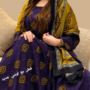 ثوب أرجواني اللون مصنوع من القطن بتصميم جميل مطبوع، مزود بشيلة مطابقة مخيط على الطراز الظفاري