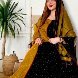 ثوب باللونين الأصفر والأسود مصنوع من القطن بتصميم جميل مطبوع بنقاط ومرتبط بشيلة متناسقة ومخيطة على الطراز الظفاري