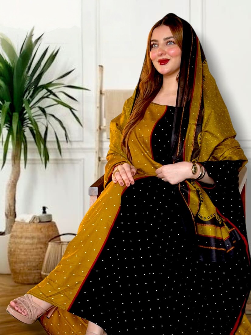 ثوب باللونين الأصفر والأسود مصنوع من القطن بتصميم جميل مطبوع بنقاط ومرتبط بشيلة متناسقة ومخيطة على الطراز الظفاري