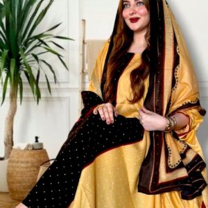 ثوب باللونين الأصفر والأسود مصنوع من القطن بتصميم جميل مطبوع بنقاط ومرتبط بشيلة متناسقة ومخيطة على الطراز الظفاري