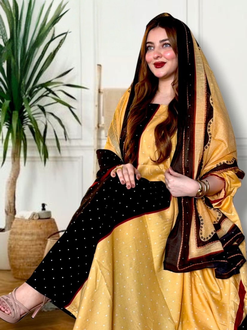 ثوب باللونين الأصفر والأسود مصنوع من القطن بتصميم جميل مطبوع بنقاط ومرتبط بشيلة متناسقة ومخيطة على الطراز الظفاري