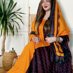 ثوب باللونين الأصفر والأرجواني مصنوع من القطن بتصميم جميل مطبوع بنقاط ومرتبط بشيلة متناسقة ومخيطة على الطراز الظفاري